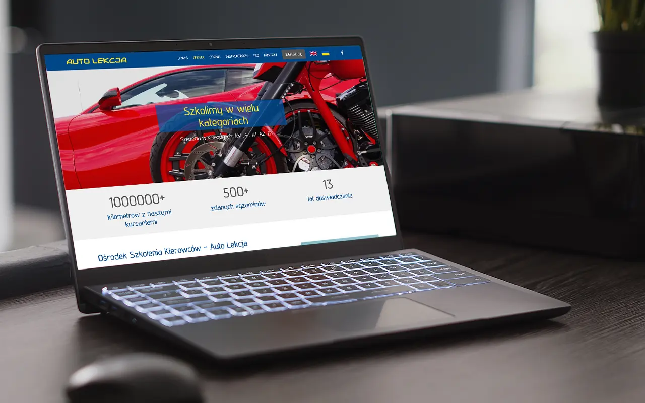 Laptop na biurku wyświetla polską szkołę jazdy strona internetowa, na której znajduje się logo Auto Lekcji, zdjęcia czerwonego samochodu i motocykla, statystyki oraz pasek nawigacyjny – idealny dla przyszłych kierowców w Rzeszowie.