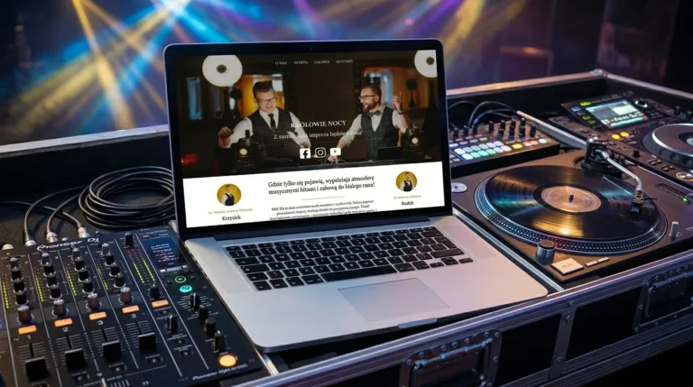 Laptop wyświetlający stronę Landing Page DJ siedzi na konsoli mikserskiej DJ-a, otoczony gramofonami i sprzętem audio, z kolorowymi światłami scenicznymi rozmytymi w tle.